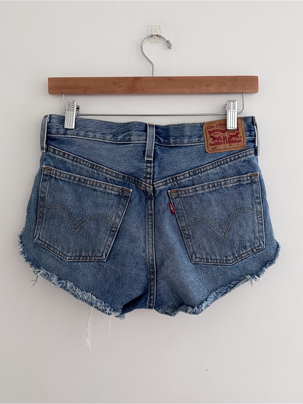 Levi's 501 Distressed Cutoff Shorts Frayed Denim Size 26 100% Cotton Denim - Picture 4 of 6